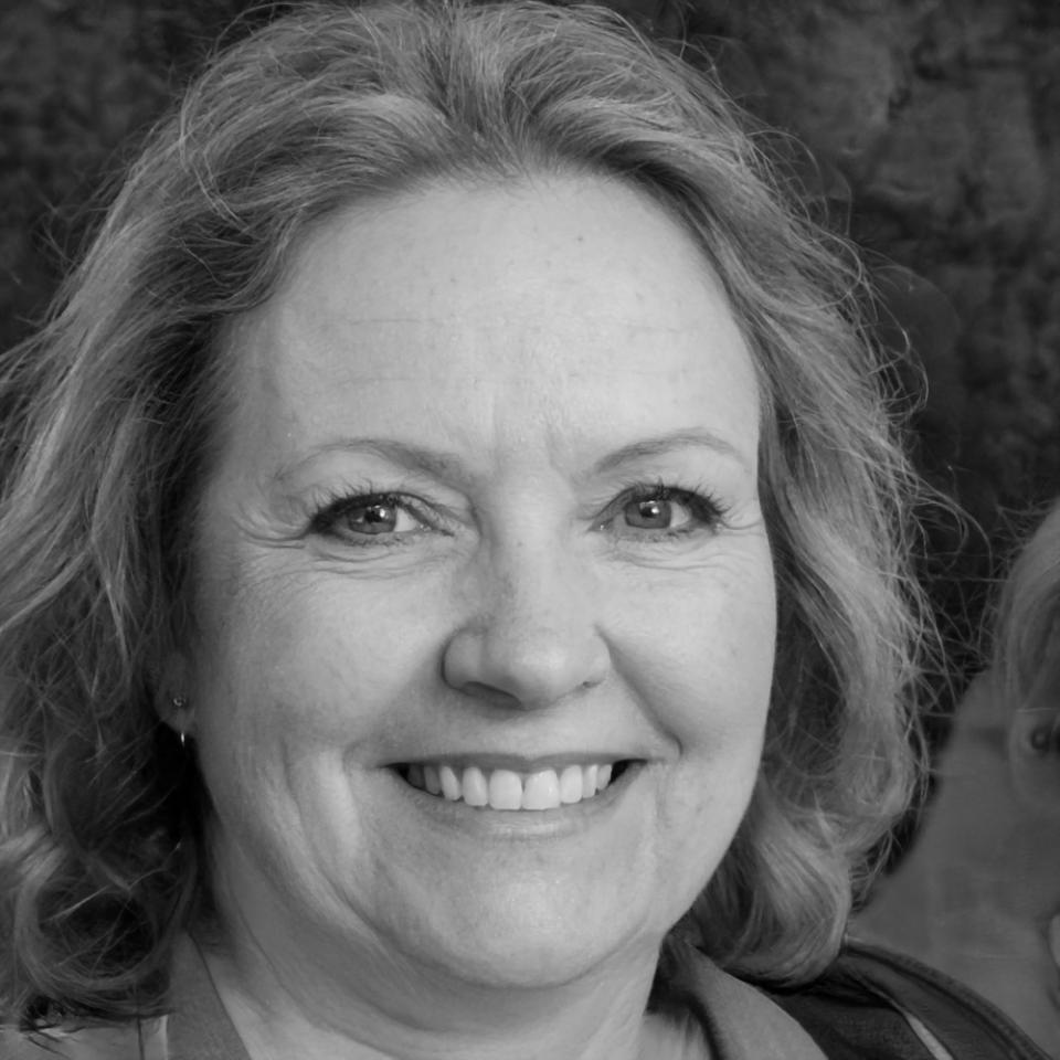 Dr. Sarah Weber, Leitende Finanzanalystin