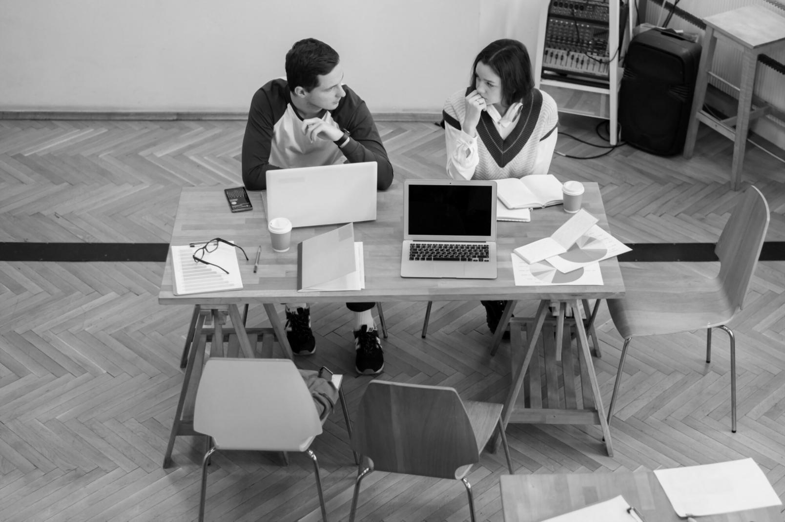 Finanzexperte analysiert Daten am Computer
